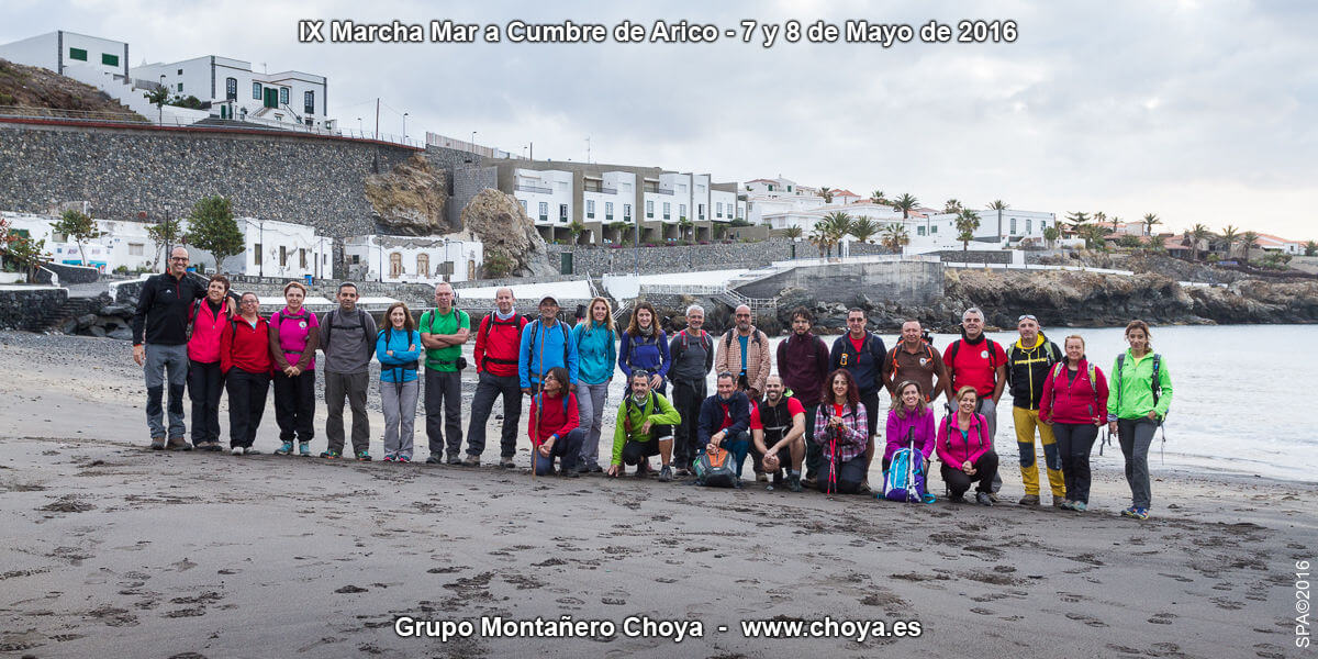 Foto de grupo en el inicio en la playa de El Porís de Abona - Senderos de Tenerife