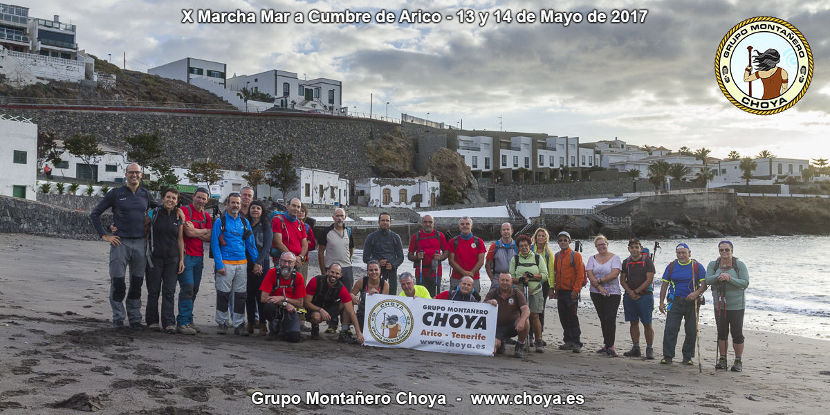 Foto de grupo en el inicio en la playa de El Porís de Abona - Senderos de Tenerife